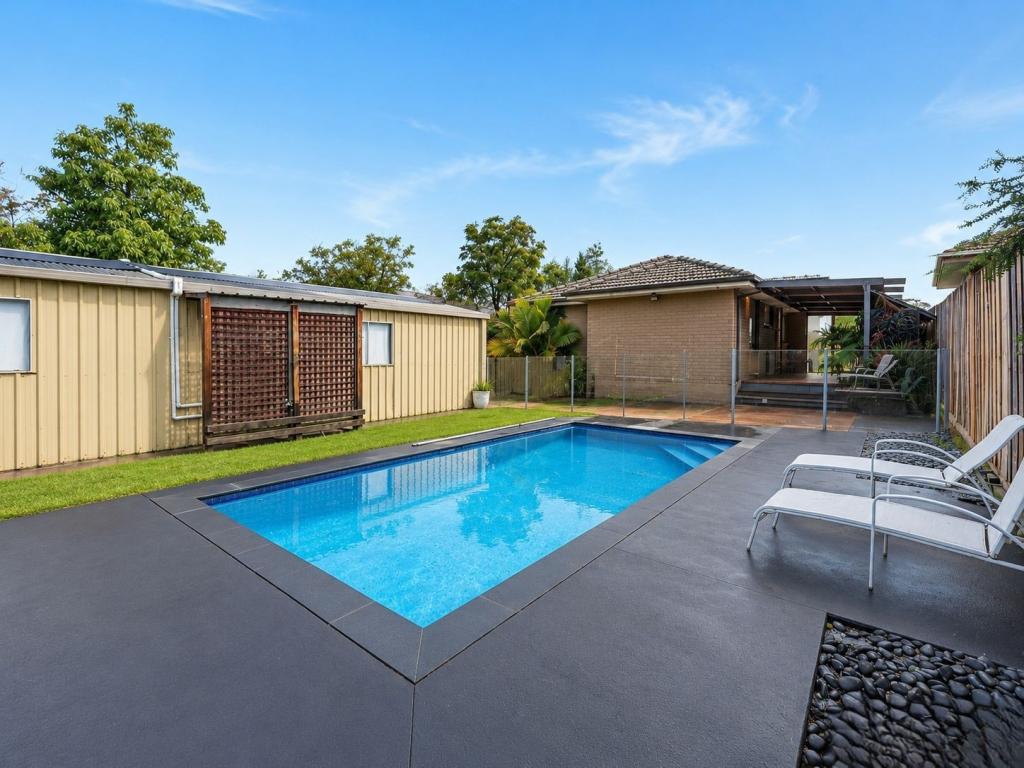 8 ARNOLD CT, MELTON, VIC 3337