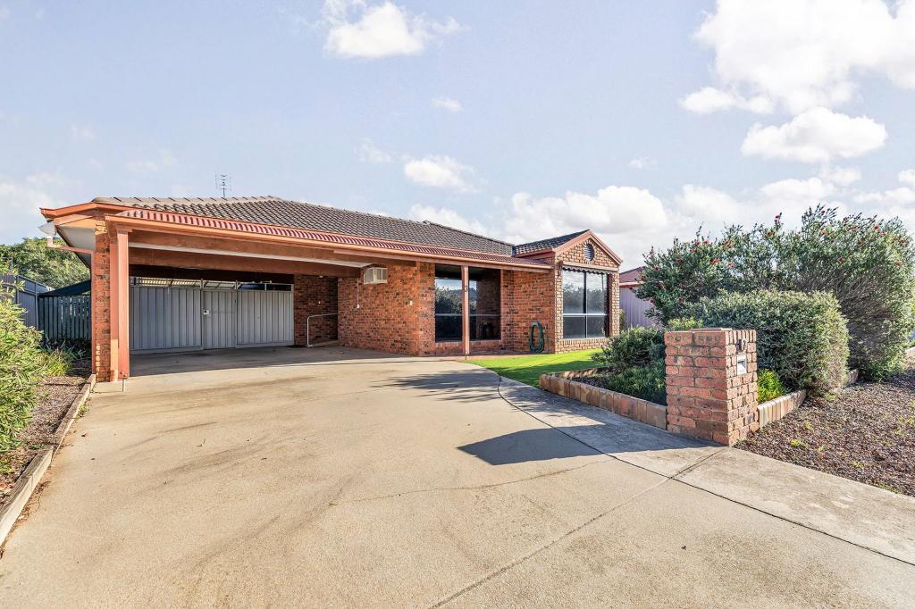 3 MCLAREN DR, MOAMA, NSW 2731