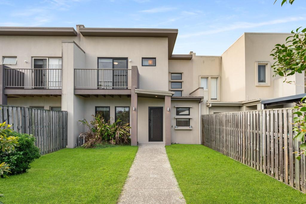 8 Napier Cct, Silkstone, QLD 4304
