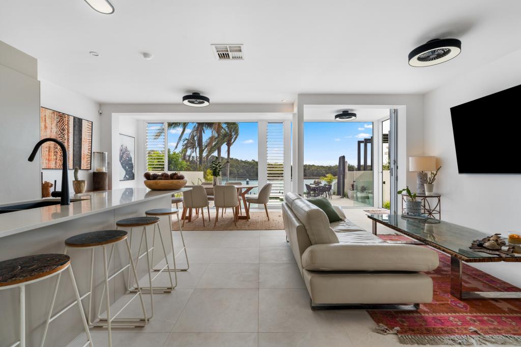 7102 MARINE DR N, HOPE ISLAND, QLD 4212