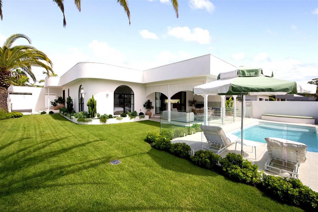 4 Himalaya St, Mermaid Waters, QLD 4218