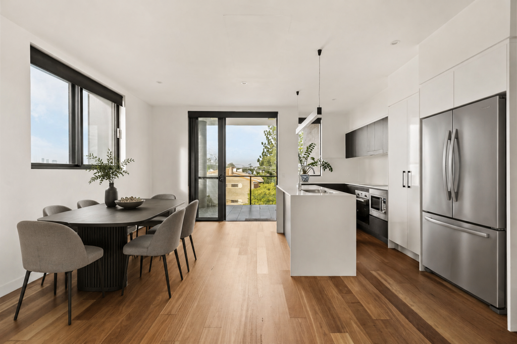 302/121 CLARENCE RD, INDOOROOPILLY, QLD 4068