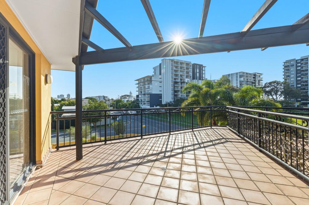 Level 2/26/10-12 Bath St, Labrador, QLD 4215