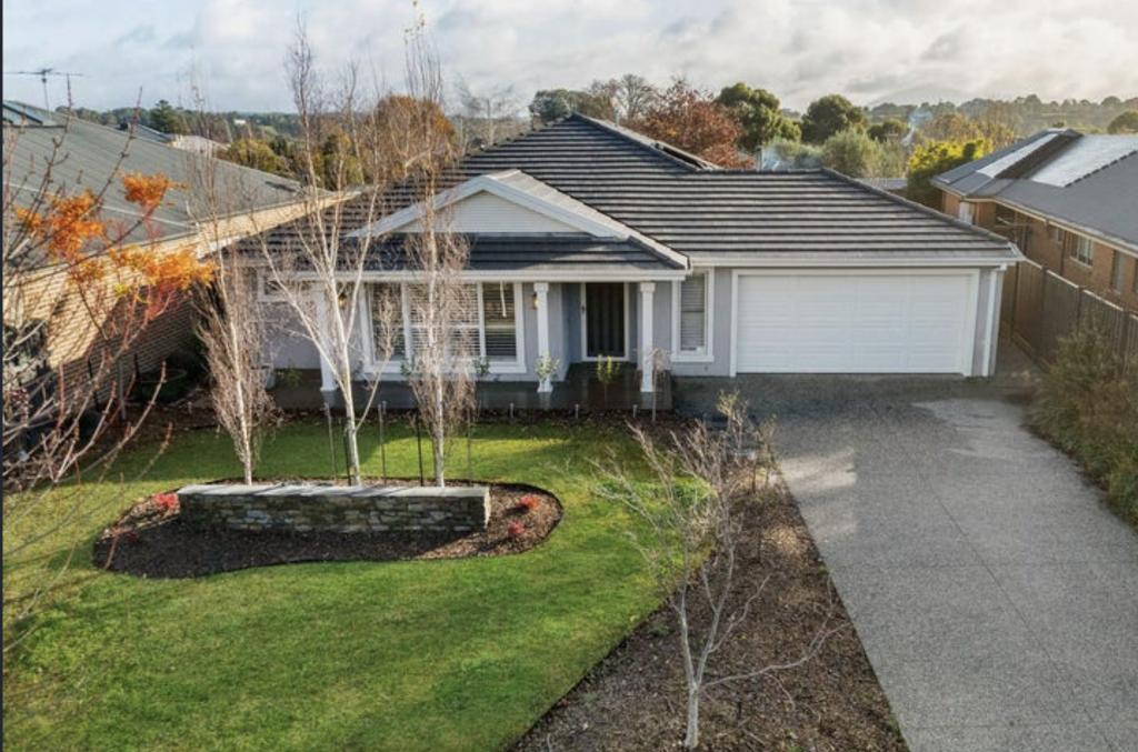 32 Mulgutherie Way, Gisborne, VIC 3437