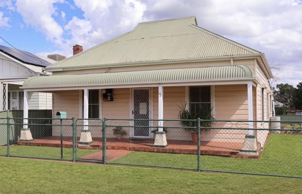 5 Clive St, Wellington, NSW 2820