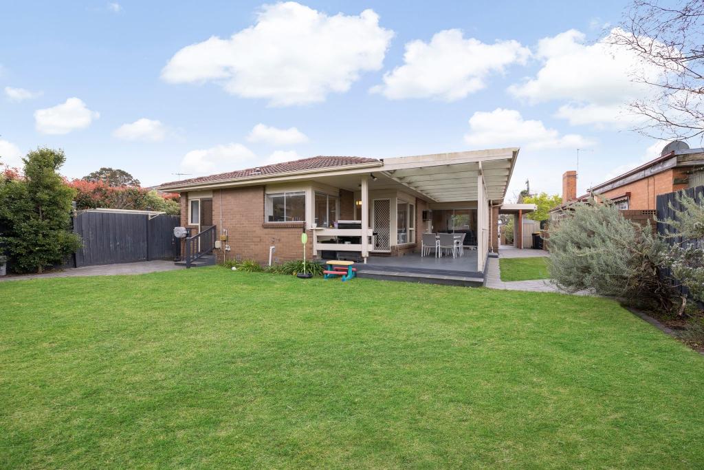 18 ALRAY DR, CHELTENHAM, VIC 3192