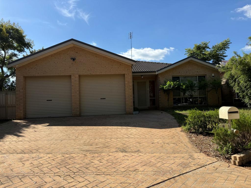 8 Outram Pl, Currans Hill, NSW 2567