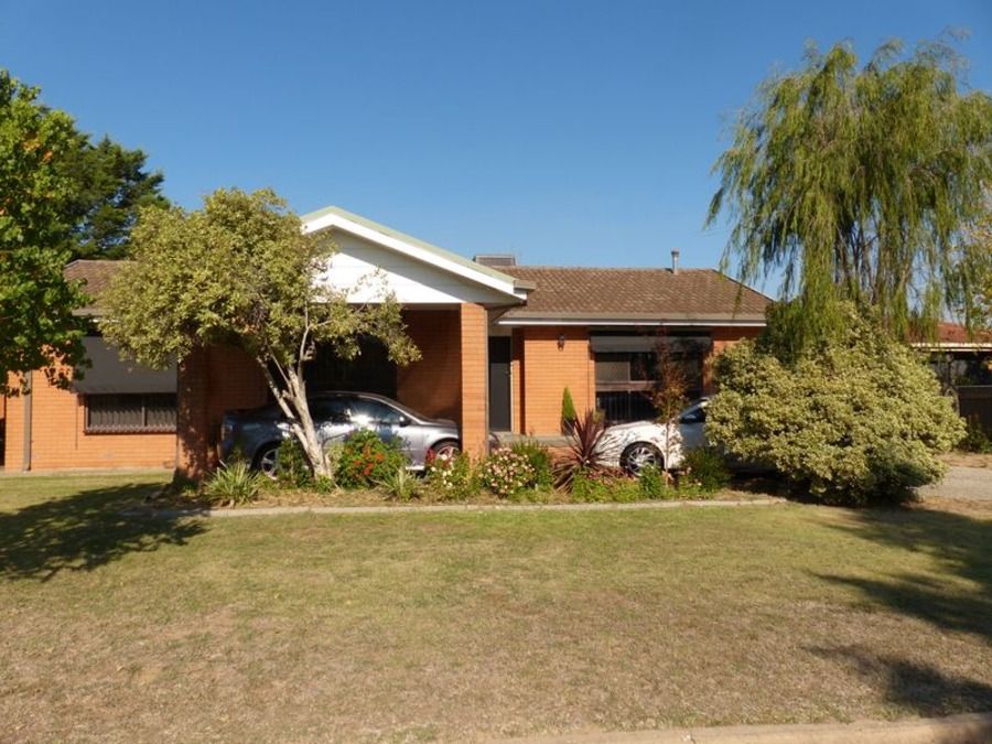 390 ROBERT CT, LAVINGTON, NSW 2641