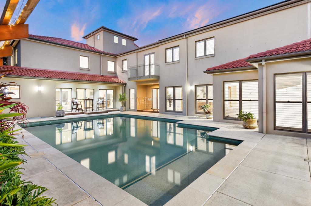 8215 MAGNOLIA DR E, HOPE ISLAND, QLD 4212