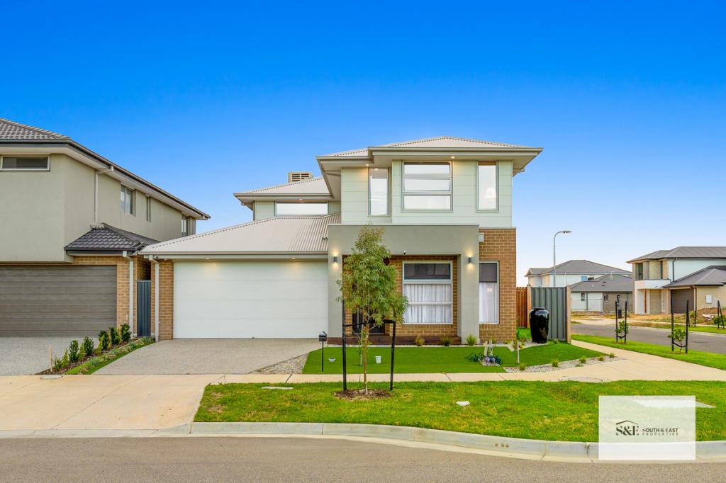 81 FAIRGROUND PROM, BERWICK, VIC 3806