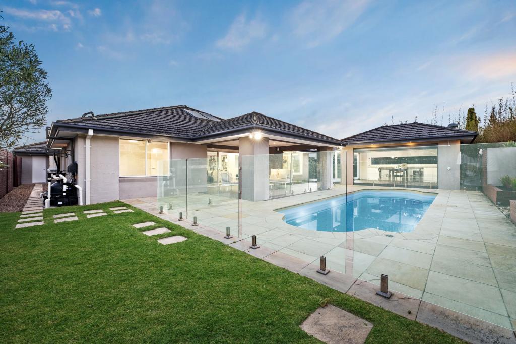 9 Waterlily Ct, Waterways, VIC 3195