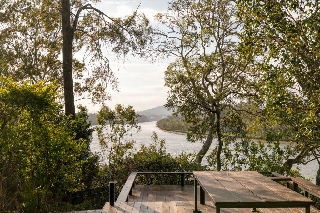 51 KING ARTHUR TCE, TENNYSON, QLD 4105