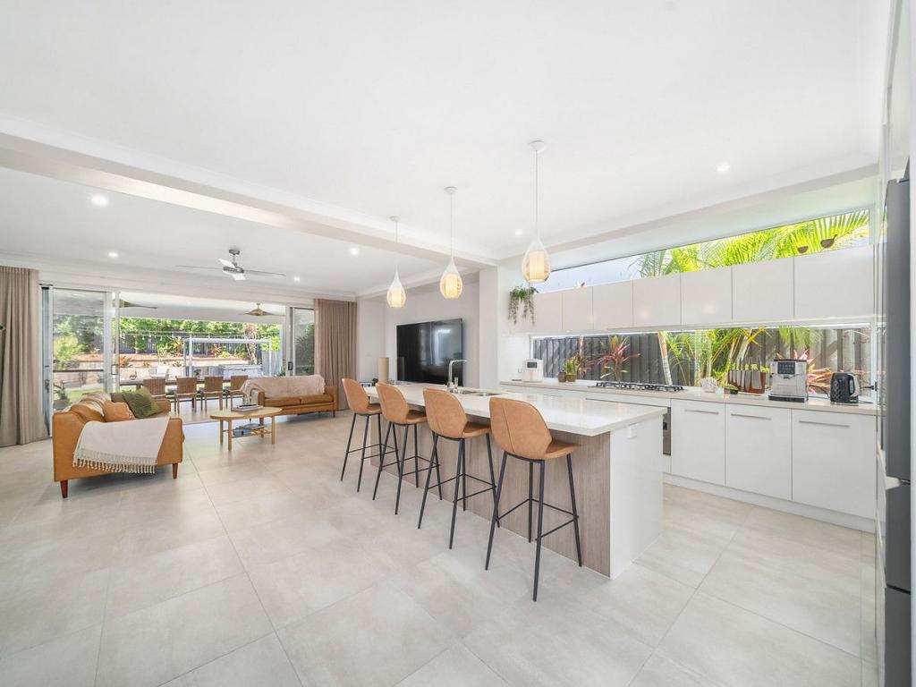 12a Palmtree Ave, Scarborough, QLD 4020