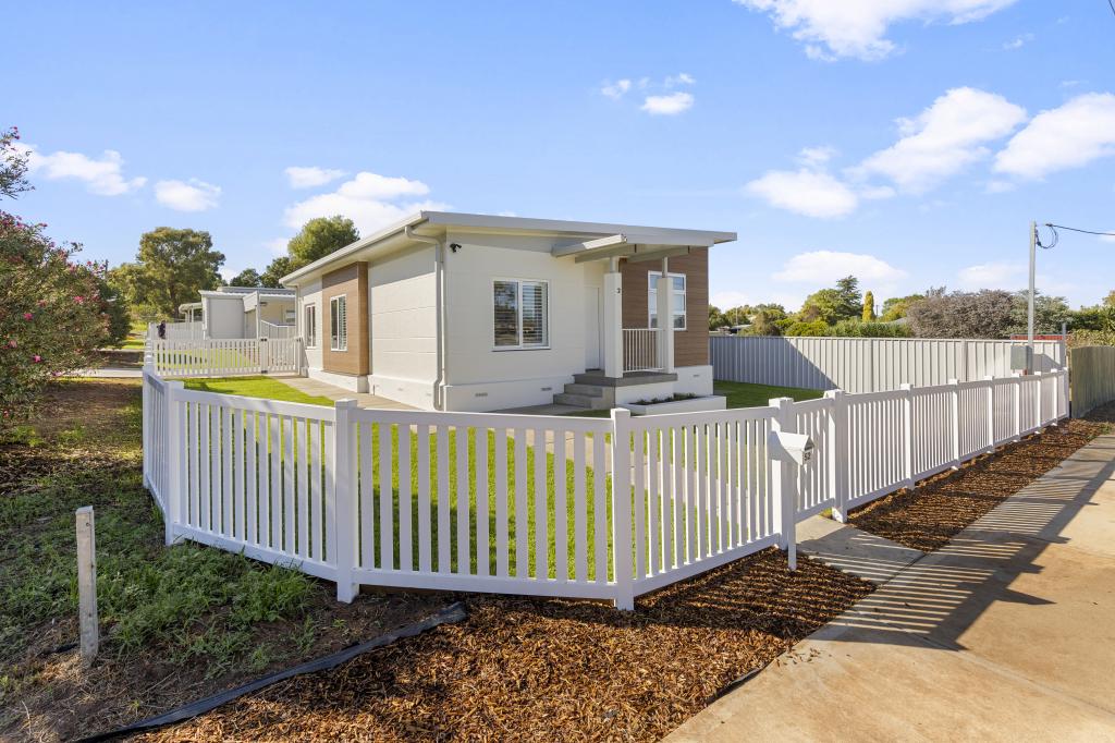 2/52 MAIN ST, JUNEE, NSW 2663