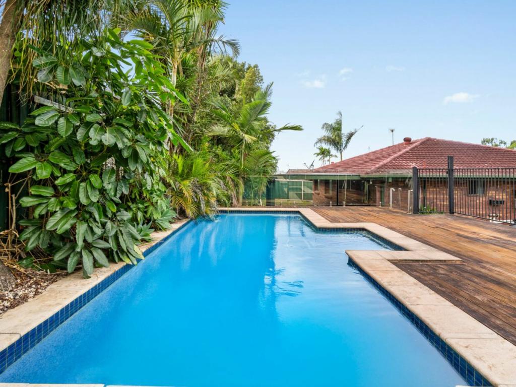 15 CAMBRIDGE CT, CARRARA, QLD 4211