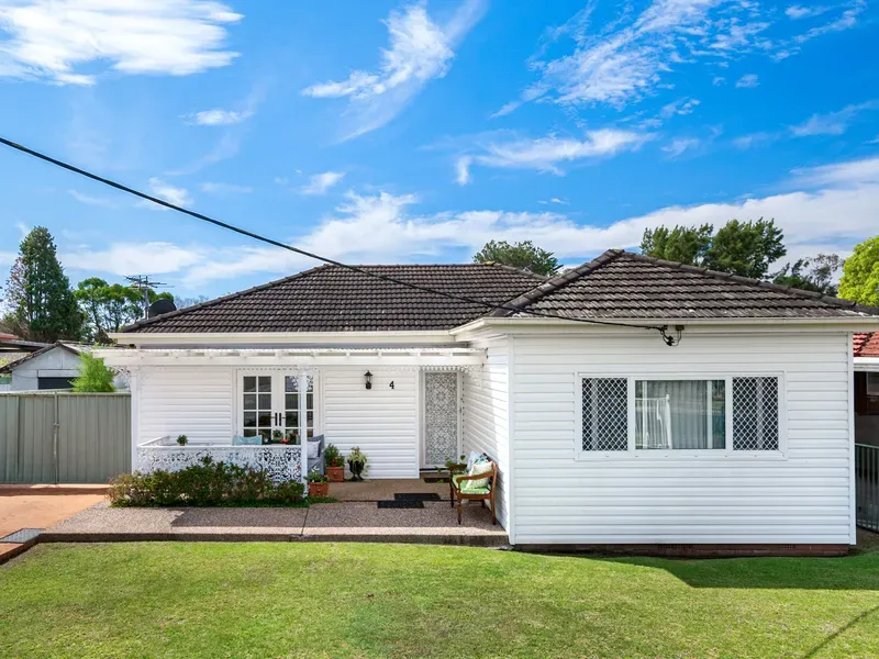 4 Alexander Cres, Macquarie Fields, NSW 2564