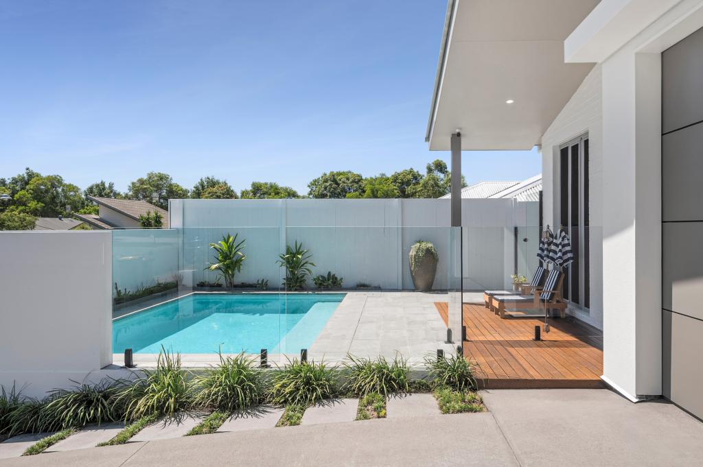 8 DAUNTLESS AVE, BLI BLI, QLD 4560