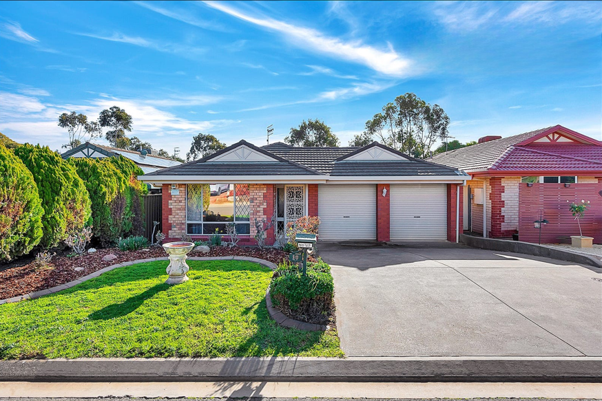 10 Luscombe Way, Craigmore, SA 5114