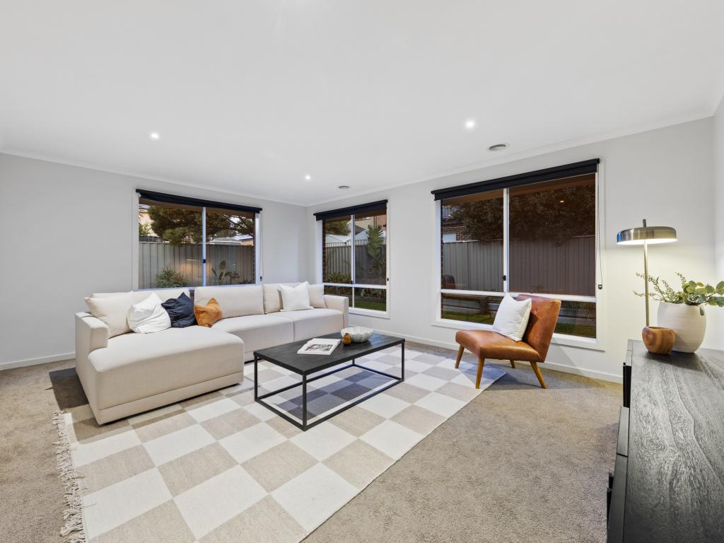11 Aquitane Dr, Cranbourne East, VIC 3977