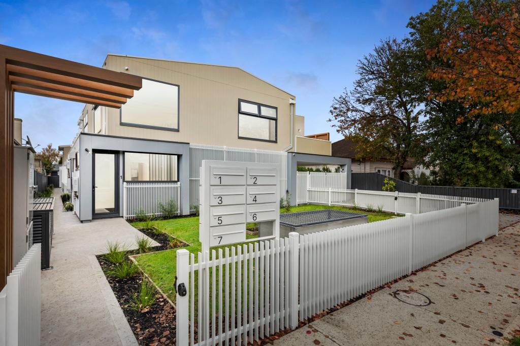 2/39 ROSAMOND RD, MAIDSTONE, VIC 3012