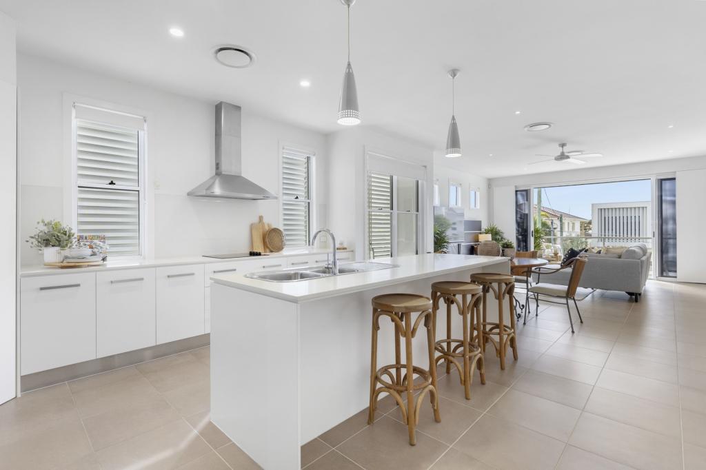 2/22 Teal Ave, Paradise Point, QLD 4216