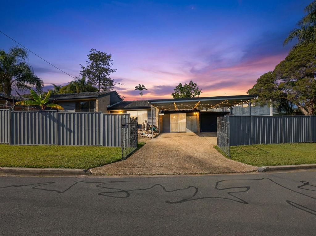 4 Woodlands Ave, Petrie, QLD 4502