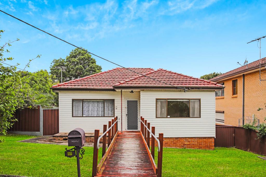 17 Bringelly Ave, Pendle Hill, NSW 2145