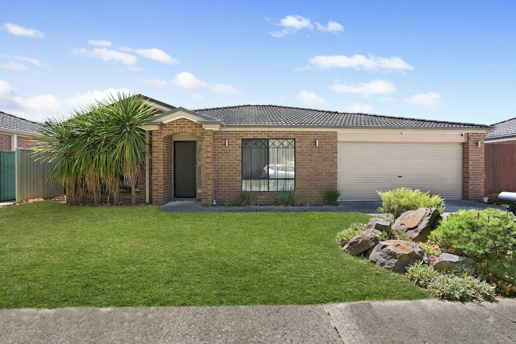 10 Woodchase Ct, Cranbourne East, VIC 3977