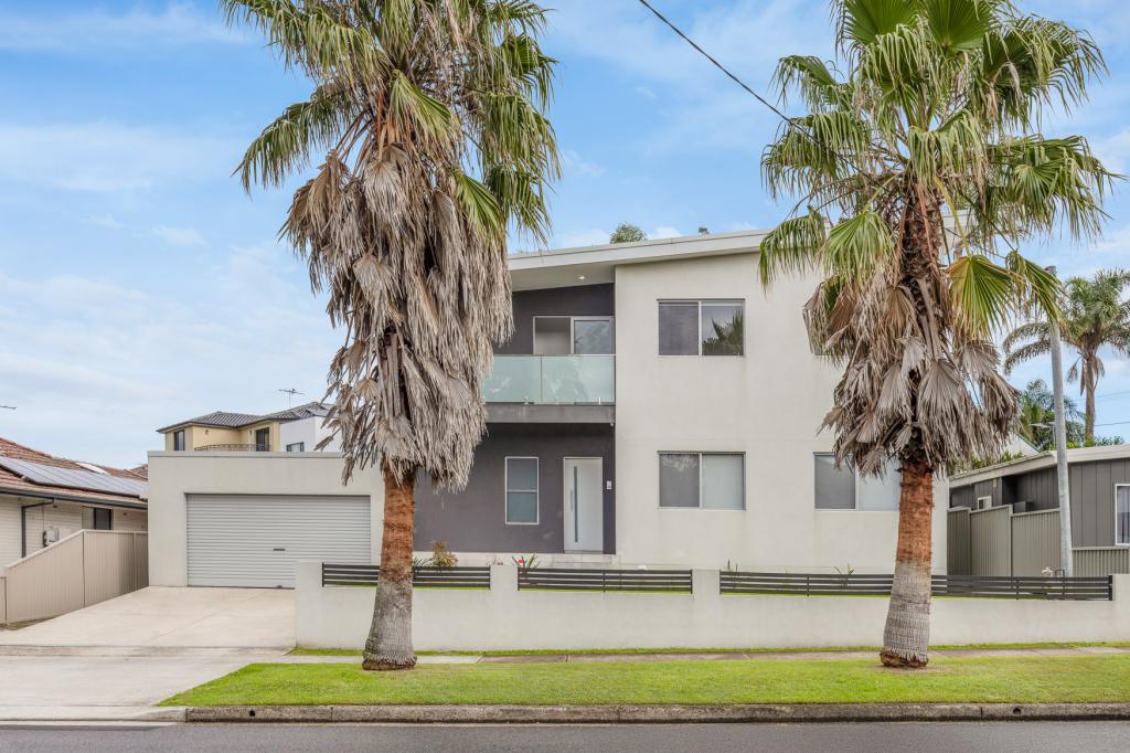 Upstairs/82 Macquarie St, Chifley, NSW 2036