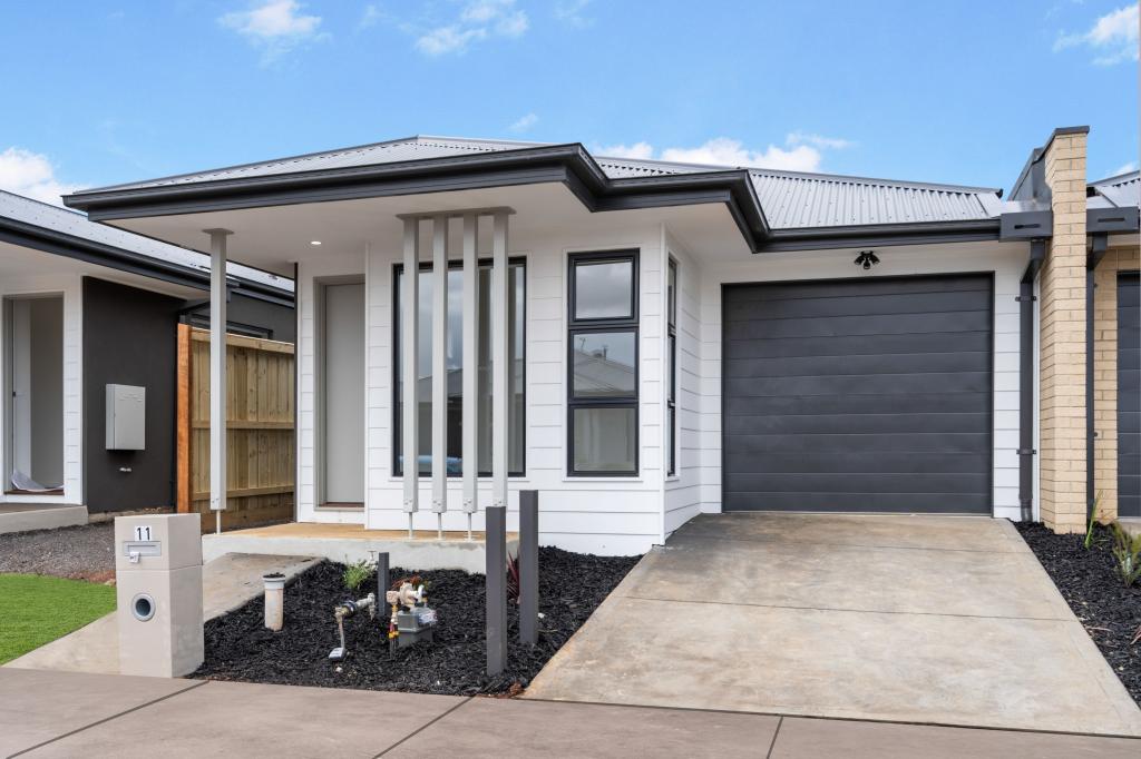 11 Blackscroft Rd, Thornhill Park, VIC 3335