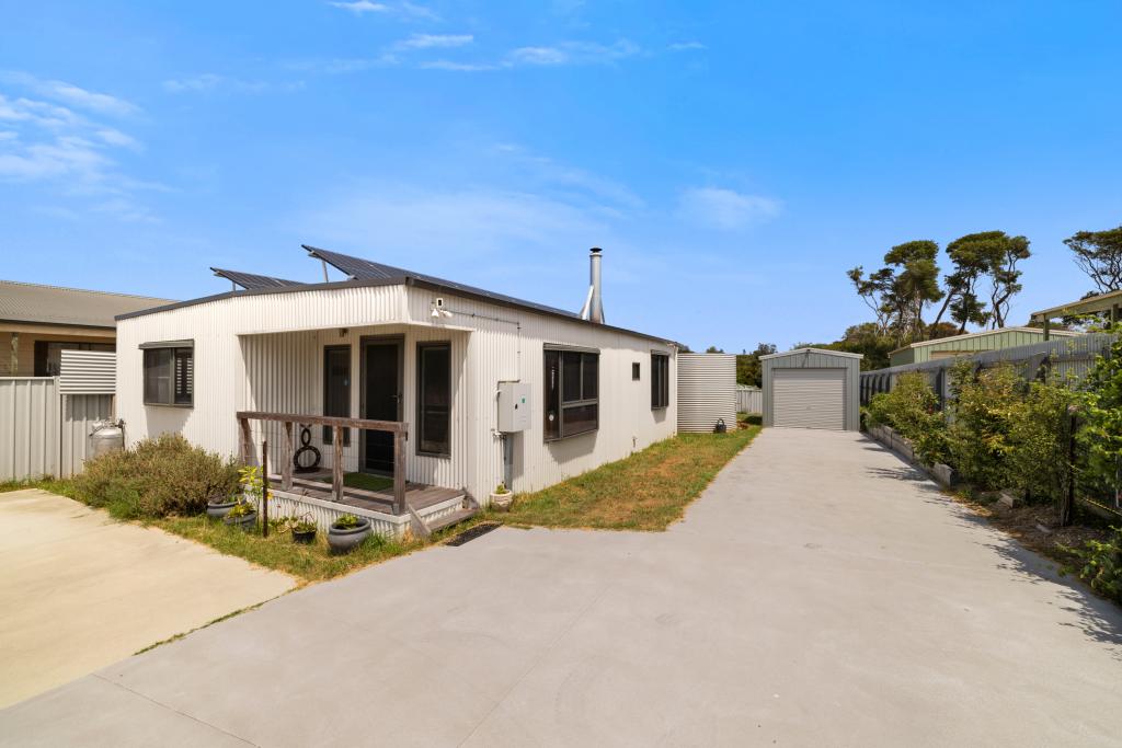 15 RAINBOW RD, GOLDEN BEACH, VIC 3851