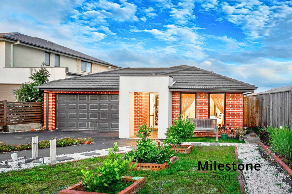 11 ROYALOAK CRES, CRANBOURNE EAST, VIC 3977