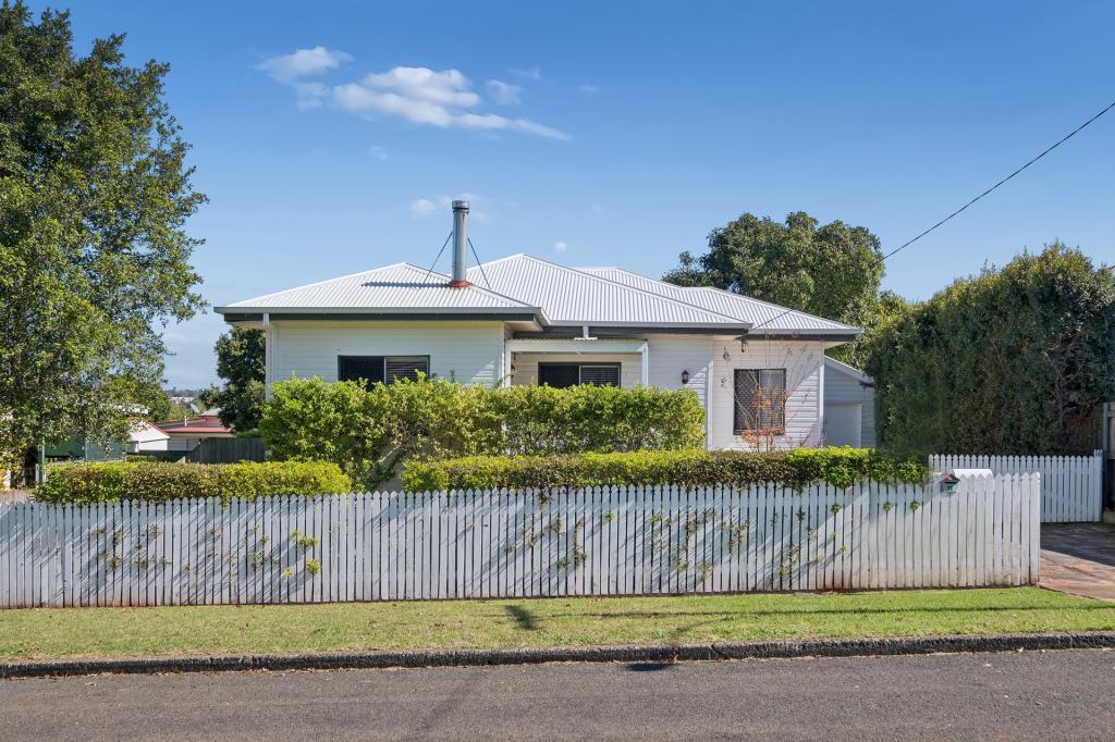 11 Knight St, North Toowoomba, QLD 4350