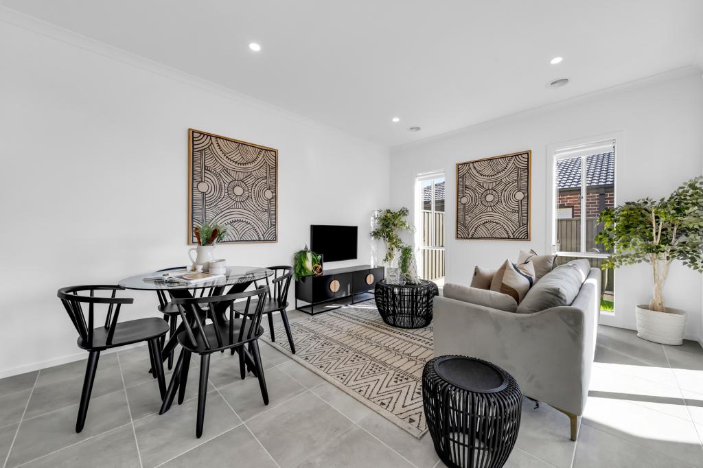 16 TWYNAM RD, CLYDE NORTH, VIC 3978