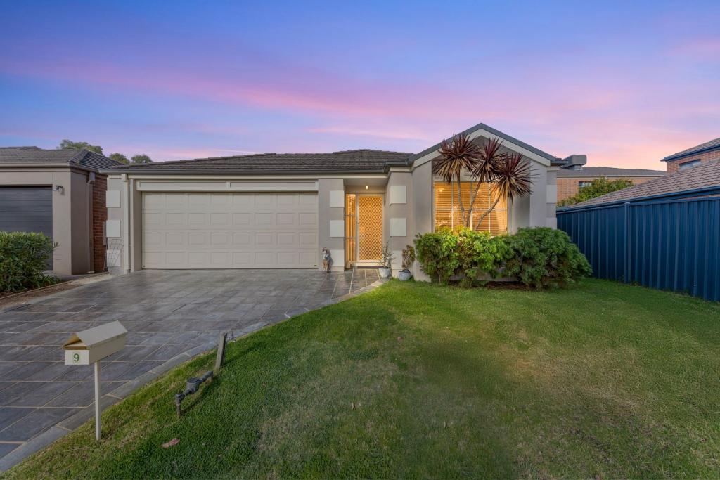 9 THE PARKWAY, PAKENHAM, VIC 3810