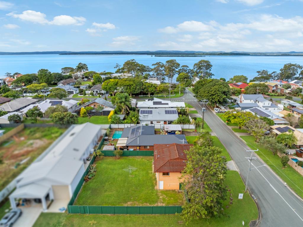 19 Bay St, Redland Bay, QLD 4165