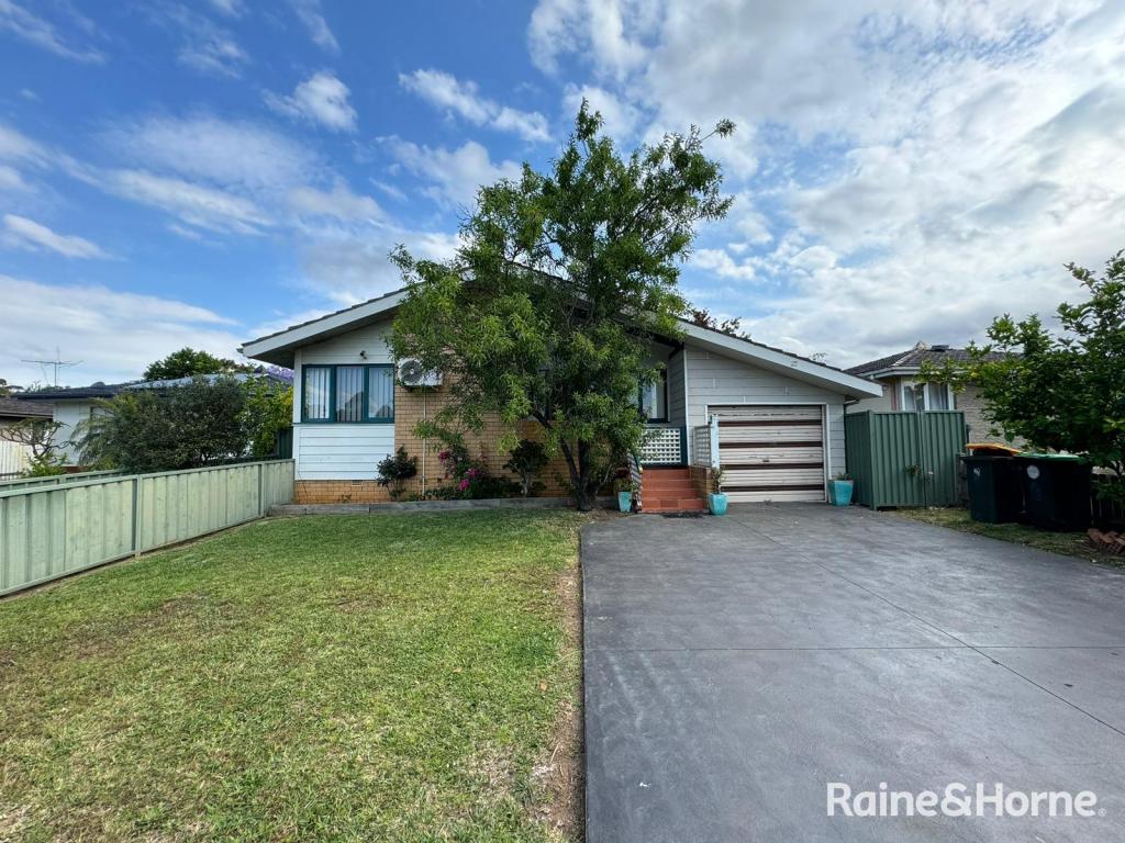 11 Berrigan Cres, Macquarie Fields, NSW 2564