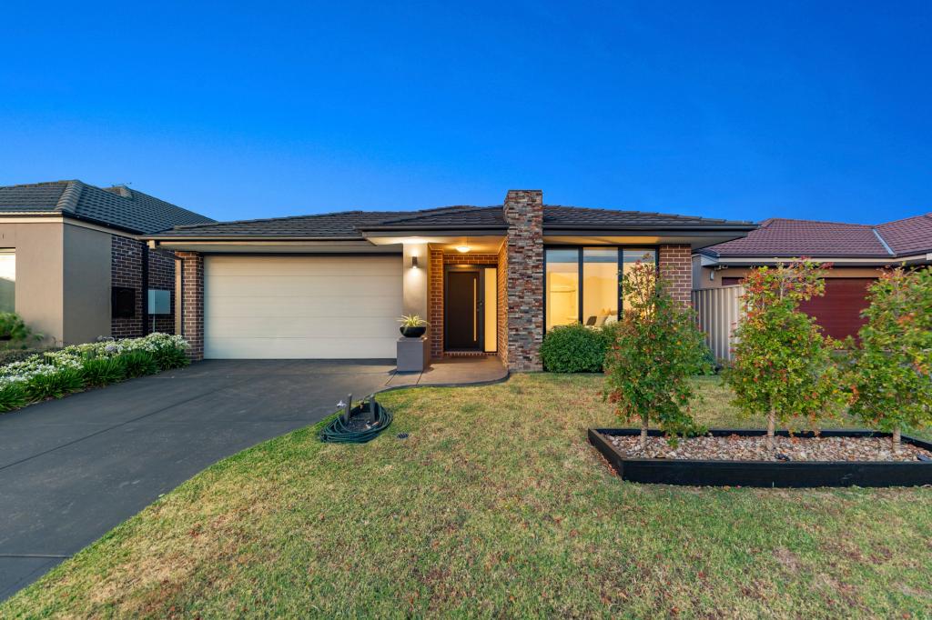 17 AUDLEY ST, PAKENHAM, VIC 3810