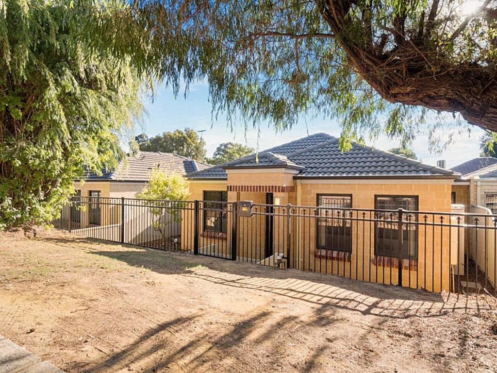 21b Wungong Rd, Armadale, WA 6112