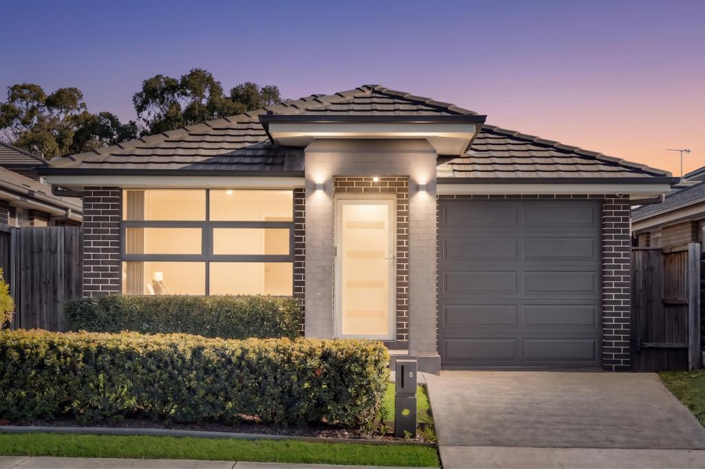 6 Clowes St, Elderslie, NSW 2570