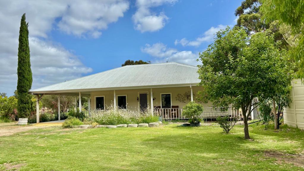 240 RIVERDALE RD, COOKERNUP, WA 6219