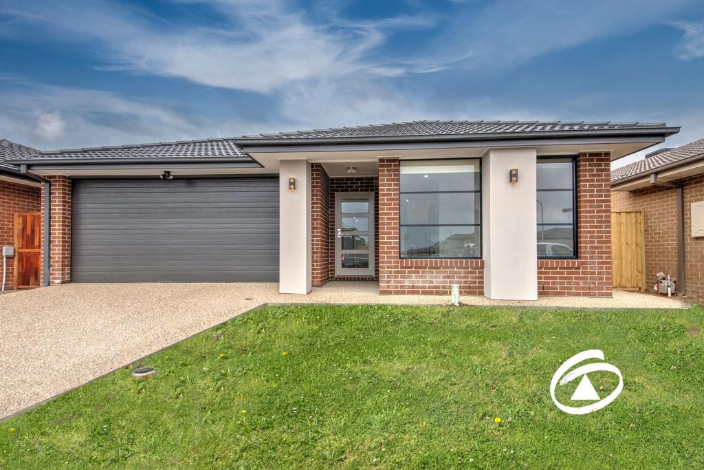 12 SAKURA DR, BEACONSFIELD, VIC 3807