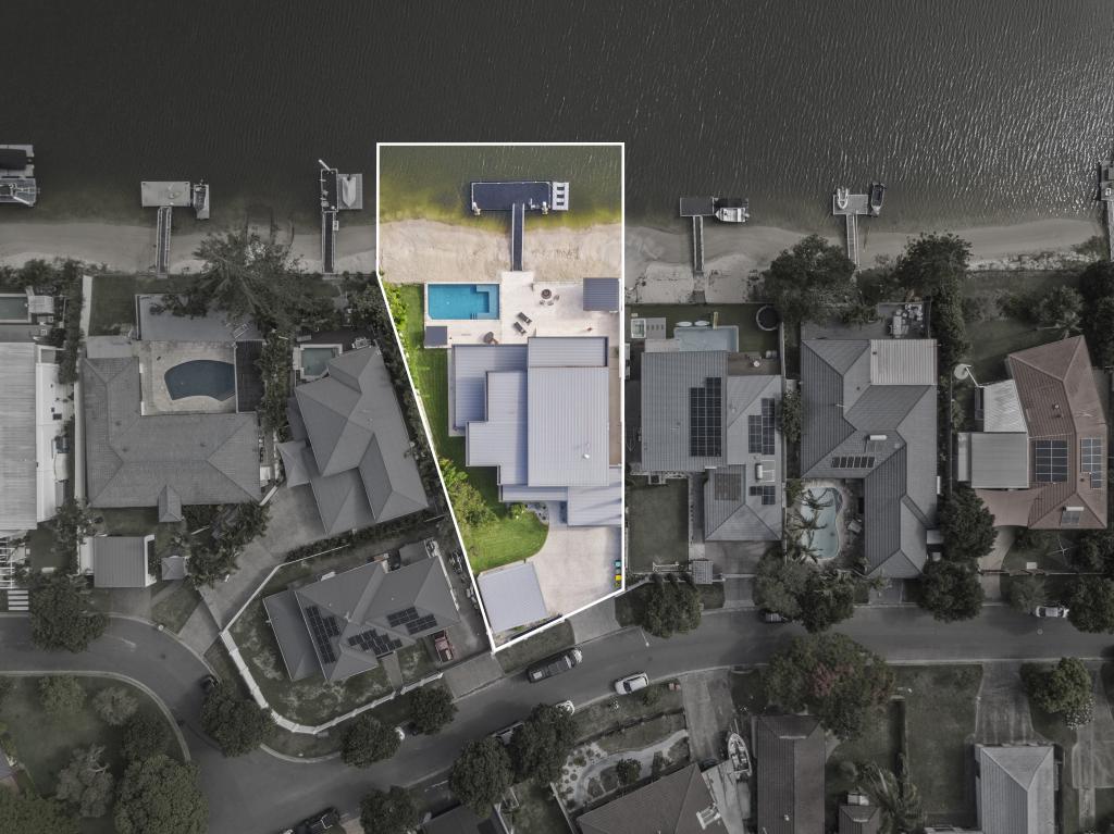 11 Gretel Dr, Mermaid Waters, QLD 4218