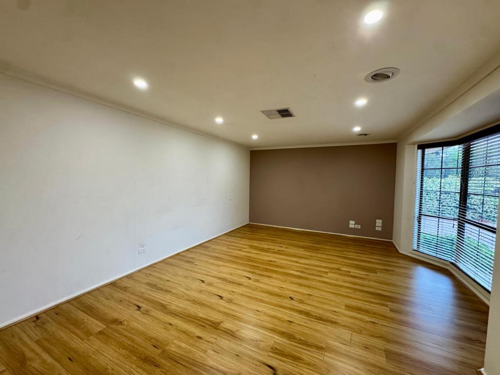 6 Steamtrain Cl, Sydenham, VIC 3037