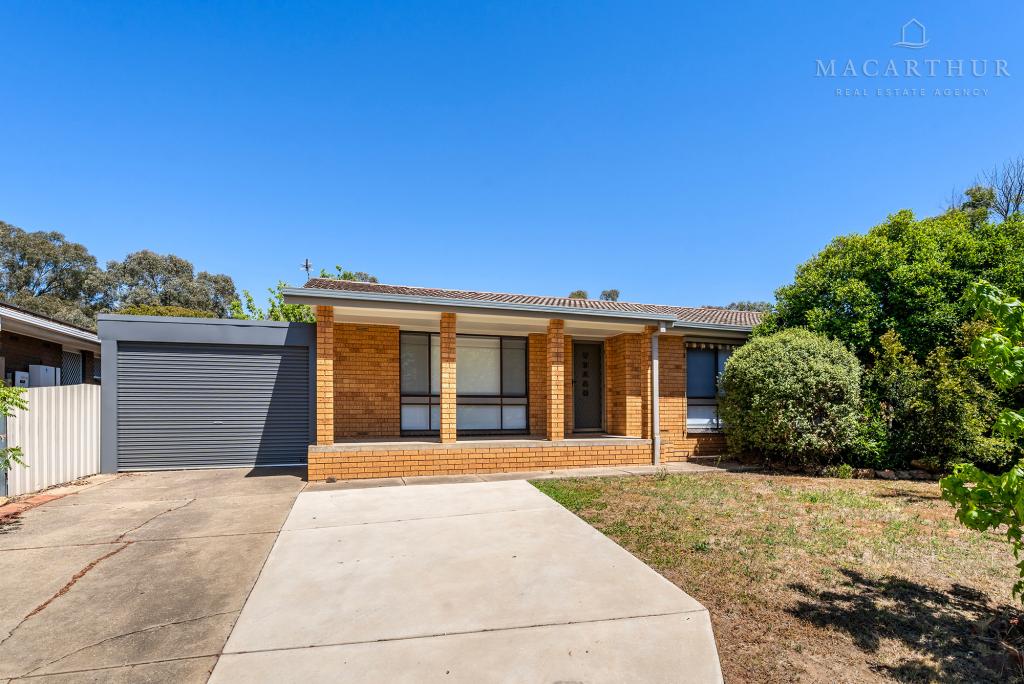 8 Pinaroo Dr, Glenfield Park, NSW 2650