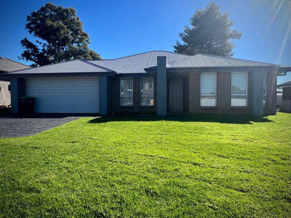 6 YUWAMBI CL, PARKES, NSW 2870