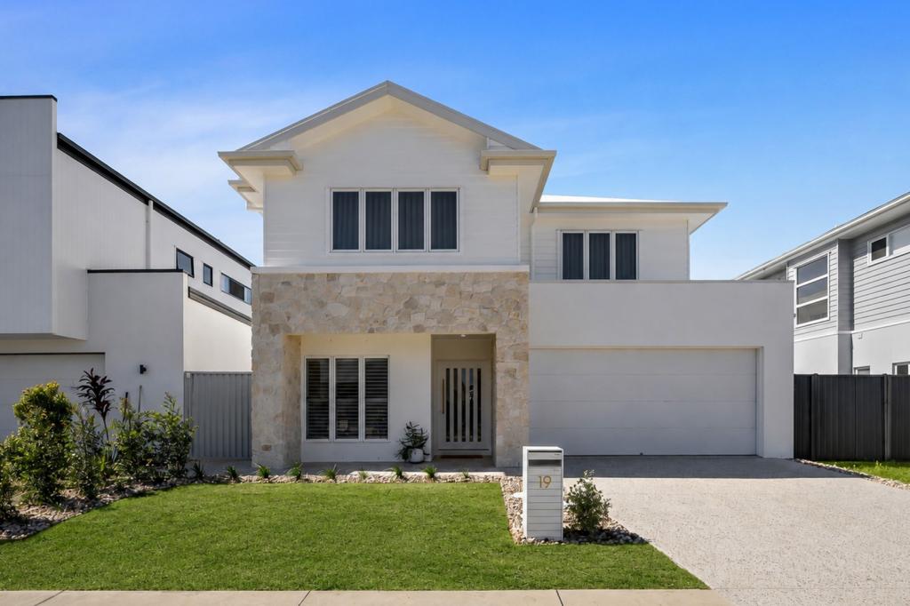 19 SOUTH DIAMOND DR, PELICAN WATERS, QLD 4551