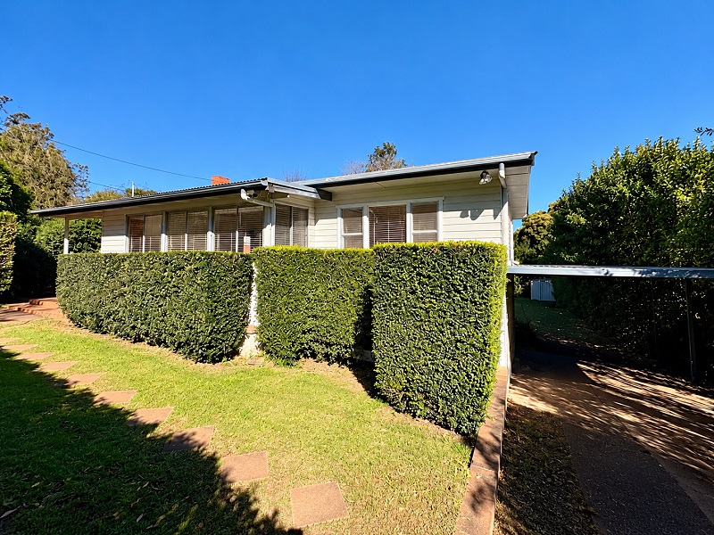 54 North St, Mount Lofty, QLD 4350
