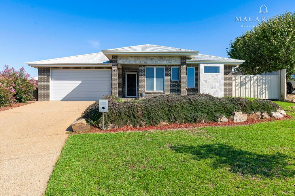 32 Ross Pkwy, Gobbagombalin, NSW 2650