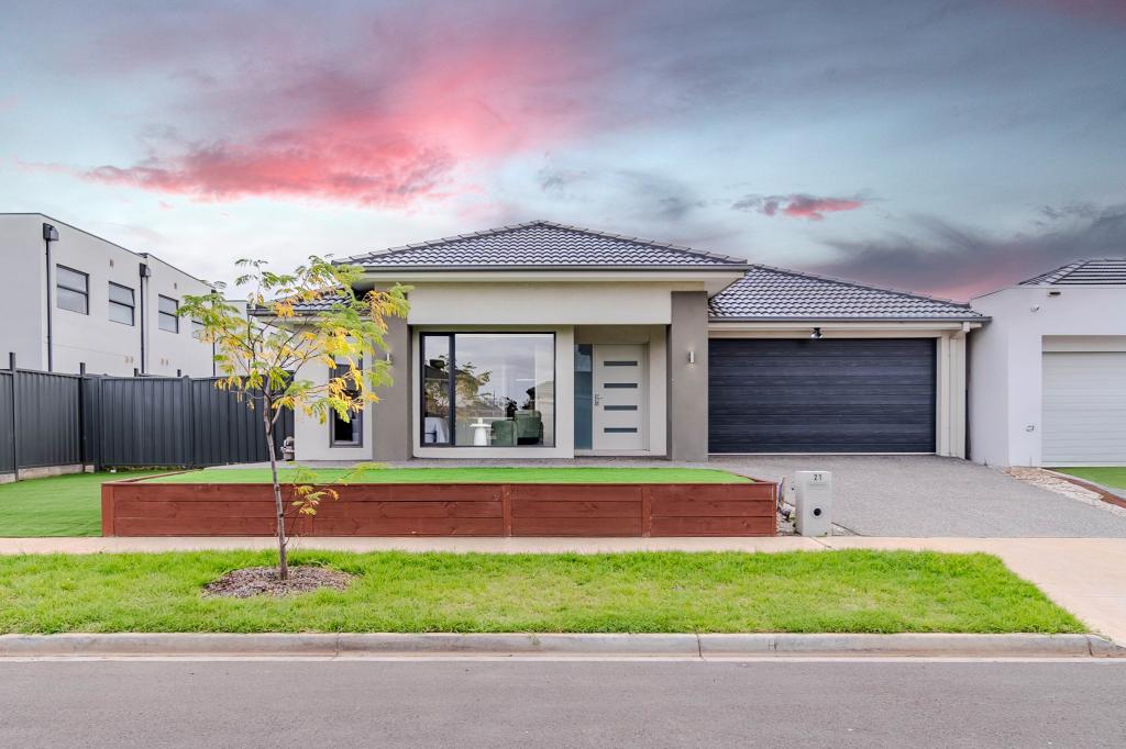 21 GRAPPENHALL AVE, STRATHTULLOH, VIC 3338